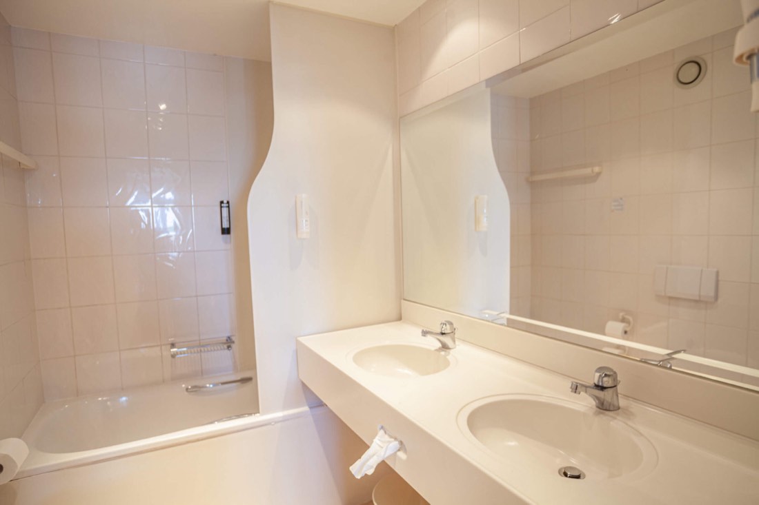 Badkamer met wastafel
