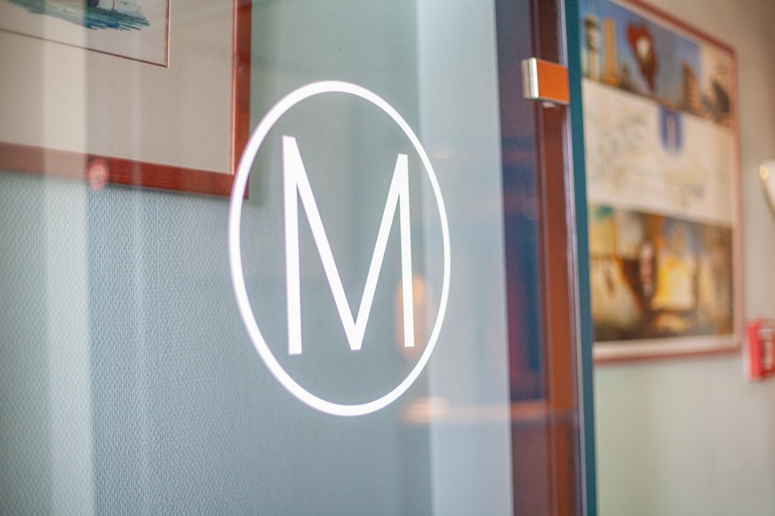 Monogram op de glazen deur van het hotel