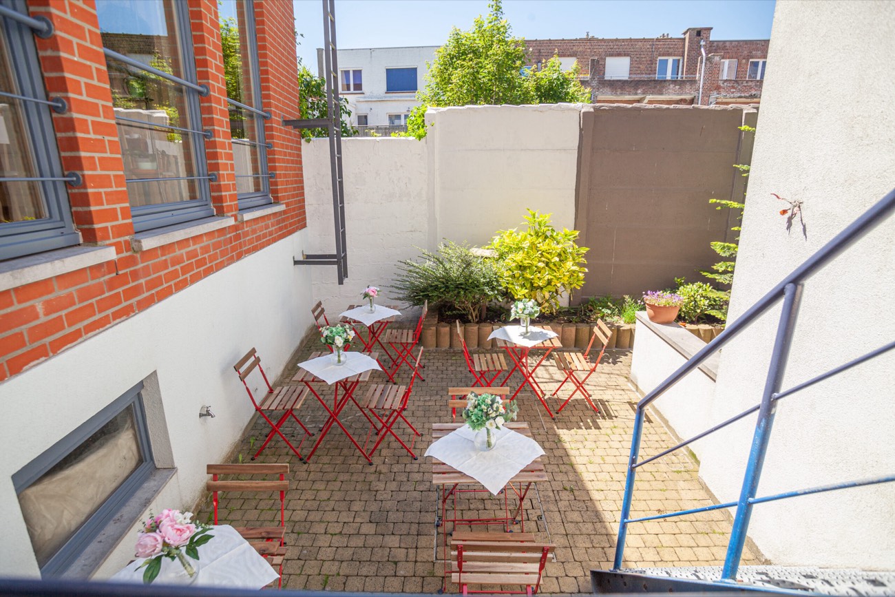 De patio, waar bij goed weer ontbeten wordt