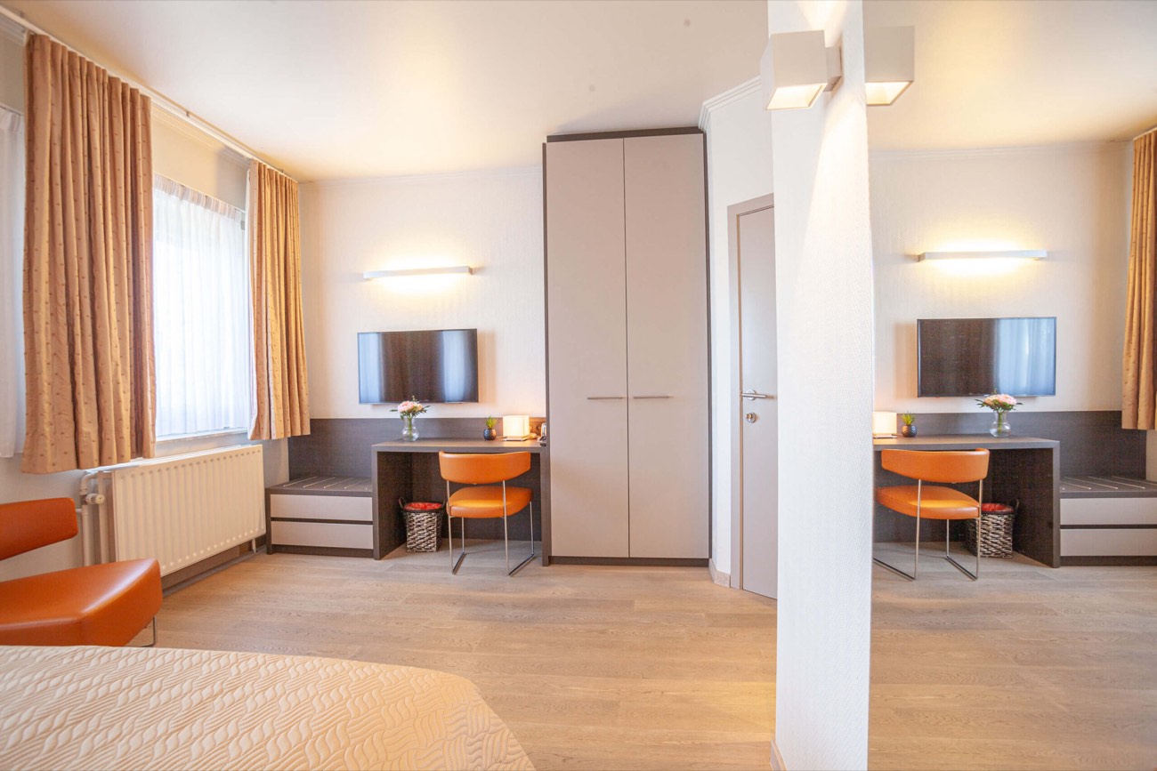 Bureau en stoel in de kamer