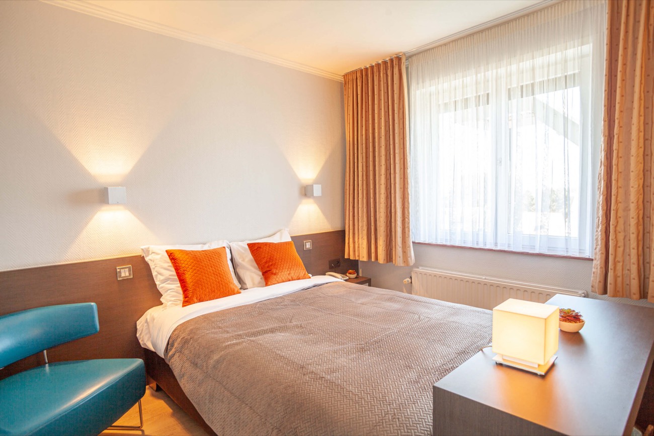 Kamer met bureau en raam